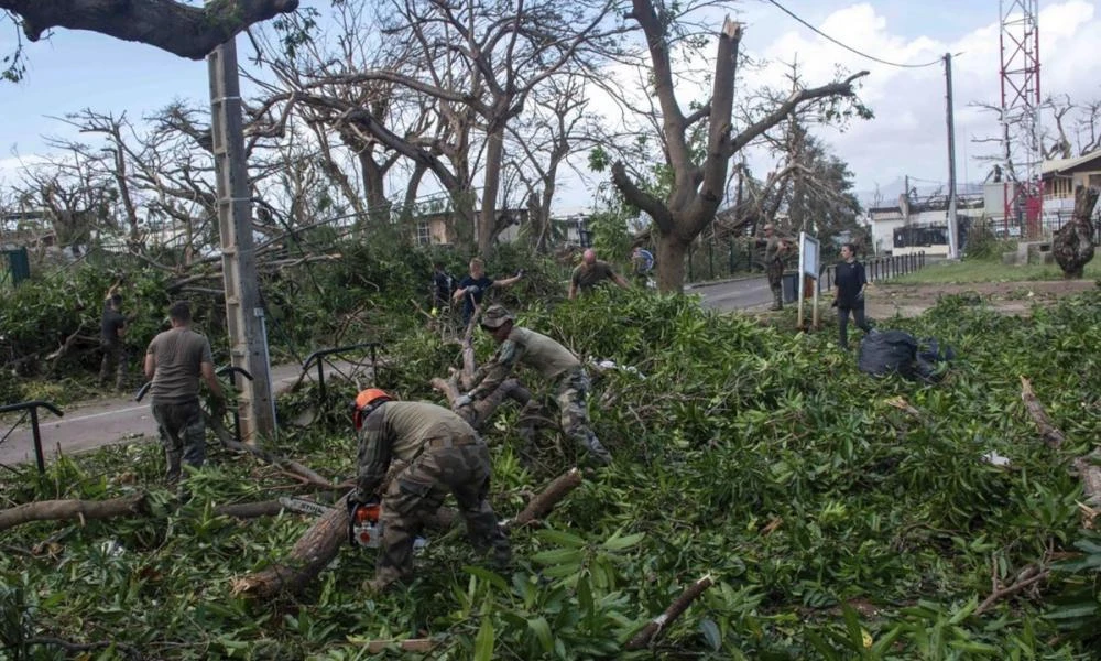 Εικόνες αποκάλυψης στην Μαγιότ μετά τον κυκλώνα - Φόβοι για εκατοντάδες νεκρούς